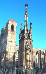 Der Zerbster Roland und die Ruine der Nicolaikirche